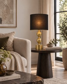 Circolo 48cm Laiton/noir lampe de table De Nordic Lighting - La lampe de table Circolo associe un pied d&eacute;coratif en m&eacute;tal &agrave; une &eacute;l&eacute;gante finition laiton et un abat-jour classique en lin noir.