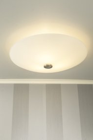 Iglo Ø42 Blanc plafonnier De Aneta Lighting - L'abat-jour est légèrement en forme de coquille et, avec ses détails métalliques, s'intègre dans n'importe quel intérieur grâce à son design intemporel.