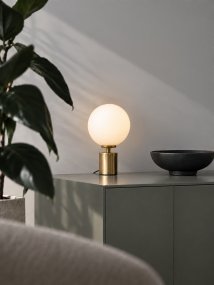 Ballon 24cm Laiton lampe de table De Herstal - Ce dernier diffuse une lumière douce et agréable, créant une ambiance chaleureuse et accueillante.