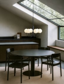 Ballon Ø60 Noir De Herstal - Les sph&egrave;res en verre opale cr&eacute;ent une lumi&egrave;re douce et tamis&eacute;e, tandis que la structure noire graphique apporte &eacute;quilibre et pr&eacute;sence.