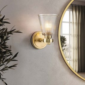 Gunnislake 13cm Laiton brossé lampe de salle de bain De Elstead Lighting - Deux bases diff&eacute;rentes sont fournies&nbsp;: une version compacte et une version avec une base plus large pour un style plus classique et d&eacute;coratif.