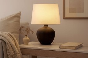 Bella 42cm Brun foncé De Nordic Lighting - La lampe de table Bella est dot&eacute;e d'un magnifique pied en c&eacute;ramique brun fonc&eacute; &agrave; la finition rustique et d'un abat-jour en lin beige.