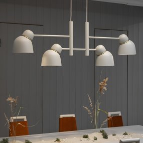 Bird 120cm Sable/laiton De Belid - Avec deux options d'abat-jour, ce lustre offre une lumière douce et chaleureuse grâce au verre opale, ou une lumière plus concentrée grâce aux abat-jour en acier suédois.