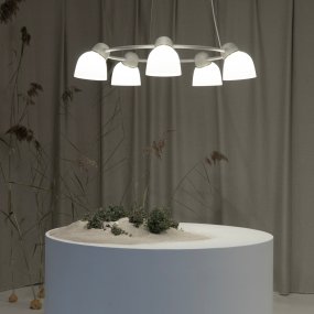 Bird Ø95 Sable/blanc De Belid - Grâce à ses deux abat-jour interchangeables, ce lustre offre la possibilité de diffuser une lumière douce et chaleureuse à travers le verre opale ou de diriger la lumière avec précision grâce aux abat-jour en acier suédois.