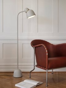 Bird Sable/laiton De Belid - Le lampadaire est fourni avec un câble de 2,8 m, un interrupteur et une prise.