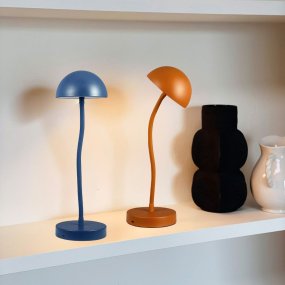 Fonzy 38cm Terre cuite portable De Dyberg Larsen - Fonzy bordslampa &auml;r b&aring;de rolig och praktisk, och dess flexibilitet g&ouml;r den till ett perfekt val f&ouml;r den som vill ha en lampa som &auml;r b&aring;de funktionell och stilren.