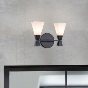 Bowtie 34cm Noir lampe de salle de bain De Elstead Lighting - L'applique murale Bowtie noir mat est une lampe de miroir moderne avec protection IP44 et convient donc aux salles de bains, mais aussi à d'autres espaces intérieurs tels que les buanderies ou les toilettes invités.