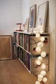 Irislights Butter Yellow 35-lights Blanc crémeux De Irislights - Les sph&egrave;res, fabriqu&eacute;es artisanalement &agrave; partir de fil fin teint &agrave; la main et de colle &eacute;cologique, sont uniques.