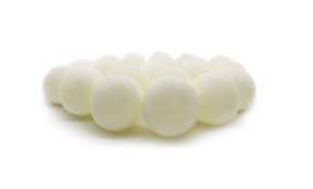 Irislights Butter Yellow 20-lights Blanc crémeux De Irislights - Les sph&egrave;res, fabriqu&eacute;es artisanalement &agrave; partir de fil fin teint &agrave; la main et de colle &eacute;cologique, sont uniques.