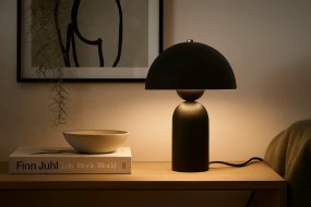 Capello 35cm Noir De Nordic Lighting - Le d&eacute;tail chrom&eacute; d&eacute;coratif sur le dessus apporte une touche d'&eacute;l&eacute;gance et en fait un magnifique point de mire dans les chambres, les salons et les couloirs.