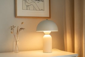 Capello 35cm Blanc De Nordic Lighting - Le d&eacute;tail chrom&eacute; d&eacute;coratif sur le dessus apporte une touche d'&eacute;l&eacute;gance et en fait un magnifique point de mire dans les chambres, les salons et les couloirs.