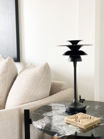 Picasso 45cm Noir mat lampe de table De Belid - La famille Picasso se compose de suspensions, de lampes de table et de lampadaires.