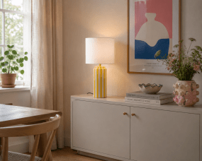 Faro 50cm Jaune/blanc lampe de table De Nordic Lighting - Faro est une lampe de table &eacute;l&eacute;gante qui allie forme classique et design graphique.