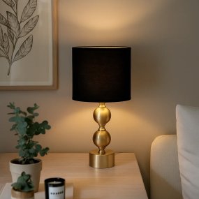 Circolo 48cm Laiton/noir De Nordic Lighting - La lampe de table Circolo associe un pied d&eacute;coratif en m&eacute;tal &agrave; une &eacute;l&eacute;gante finition laiton et un abat-jour classique en lin noir.