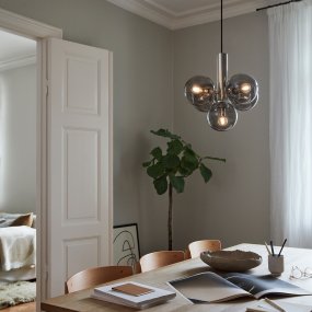 Avenue Ø43 Nickel De CO Bankeryd - Avenue est un plafonnier en métal et en verre qui crée une impression calme et simple.