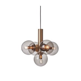 Avenue Ø43 Laiton suspension De CO Bankeryd - Avenue est un plafonnier en métal et en verre qui crée une impression calme et simple.