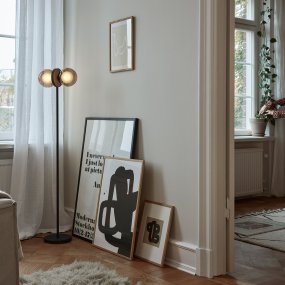 Discus Noir lampadaire De CO Bankeryd - Le lampadaire Discus a un design féminin qui prend le dessus et définit le style de votre maison.