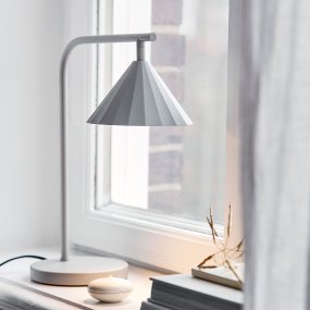 Rain 40cm Gris lampe de table De CO Bankeryd - La lampe de table Rain est id&eacute;ale pour un moment de lecture agr&eacute;able et peut &ecirc;tre plac&eacute;e &agrave; c&ocirc;t&eacute; du canap&eacute; ou d'un fauteuil pr&eacute;f&eacute;r&eacute;.