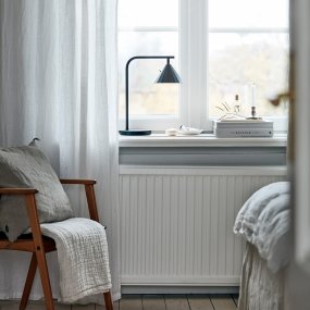 Rain 40cm Anthracite lampe de table De CO Bankeryd - La lampe de table Rain est idéale pour un moment de lecture agréable et peut être placée à côté du canapé ou d'un fauteuil préféré.