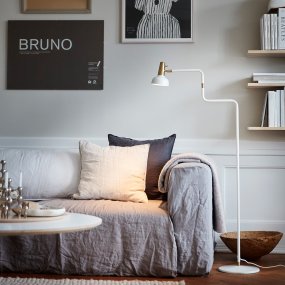 Ray Blanc chaud lampadaire De CO Bankeryd - Le lampadaire Ray est conçu pour être placé à côté du canapé ou d'un fauteuil préféré, à côté du lit ou dans le bureau à domicile.