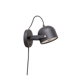 Svejk 13 Anthracite lampe de lecture De CO Bankeryd - L'applique murale Svejk donne à la pièce une touche scandinave simple et crée à la fois lumière et caractère.