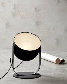 Svejk 30cm Anthracite lampe de table De CO Bankeryd - La lampe de table Svejk a une lumière douce et sert à la fois de lampe de lecture et de détail d'ameublement décoratif.