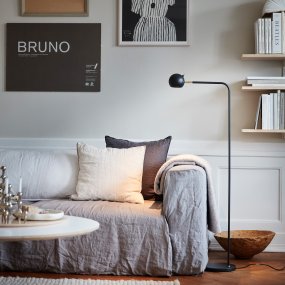 Yes! Anthracite lampadaire De CO Bankeryd - Il est tout aussi pratique pour lire le soir et ajoute du caractère à la pièce avec son effet sculptural pendant la journée.