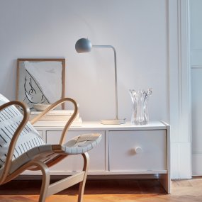 Yes! 54cm Gris lampe de bureau De CO Bankeryd - La lampe de table est conçue pour être placée à côté du canapé ou d'un fauteuil préféré.