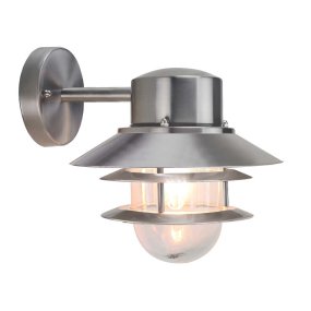 Copenhagen Ø22 Acier brossé lampe d’extérieur De Elstead Lighting - Tillverkad av rostfritt st&aring;l i borstad finish och glas, erbjuder den en h&aring;llbar och v&auml;dert&aring;lig konstruktion som passar perfekt f&ouml;r fasader, entr&eacute;er och uteplatser.