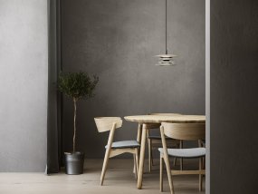 Diablo Ø30 Sable/bronze suspension De Belid - Cette suspension diffuse une lumi&egrave;re agr&eacute;able et tamis&eacute;e et convient parfaitement au-dessus de la table &agrave; manger ou dans d'autres pi&egrave;ces de la maison o&ugrave; style et fonctionnalit&eacute; sont recherch&eacute;s.