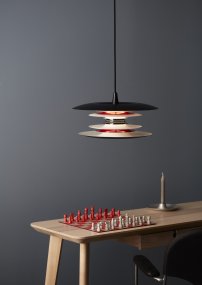 Diablo Ø40 Noir/rouge suspension De Belid - Cette suspension diffuse une lumi&egrave;re agr&eacute;able et tamis&eacute;e et convient parfaitement &agrave; une utilisation au-dessus de la table &agrave; manger ou dans d'autres pi&egrave;ces de la maison o&ugrave; style et fonctionnalit&eacute; sont recherch&eacute;s.