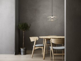 Diablo Ø40 Sable/bronze suspension De Belid - Cette suspension diffuse une lumi&egrave;re agr&eacute;able et tamis&eacute;e et convient parfaitement au-dessus de la table &agrave; manger ou dans d'autres pi&egrave;ces de la maison o&ugrave; style et fonctionnalit&eacute; sont recherch&eacute;s.
