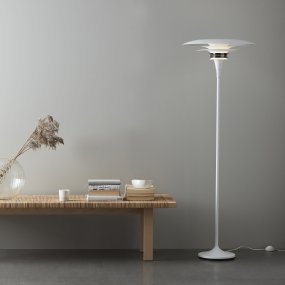 Diablo Ø50 Blanc/chrome lampadaire De Belid - Disponible en plusieurs combinaisons de couleurs, il propose notamment un mélange saisissant de blanc mat et de chrome, pour un look à la fois moderne et saisissant.