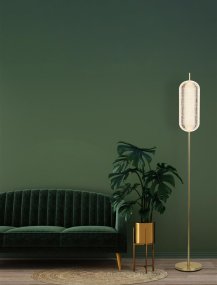 Capsule Laiton lampadaire De Searchlight - Capsule est un lampadaire élégant et moderne avec des détails en laiton satiné et un abat-jour en verre acrylique qui diffuse une lumière douce et agréable.