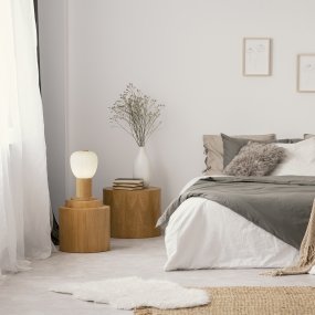 Ella 25cm Bois lampe de table De Searchlight - Son design s'intègre aussi bien aux intérieurs classiques que modernes et trouve parfaitement sa place sur une table de chevet, un rebord de fenêtre ou comme élément décoratif central dans un salon.