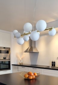 Molekyl 85cm Laiton mat suspension De Aneta Lighting - Plafonnier tendance de Molekyl en laiton mat avec 11 abat-jour en verre blanc de différentes tailles montés sur une tige de 85 cm de long.