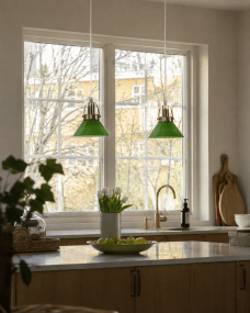 Mäster Ø15 Laiton antique/vert lampe de fenêtre De Lampan - La lampe est fournie avec un c&acirc;ble d'alimentation blanc de 3,5 m et une prise.
