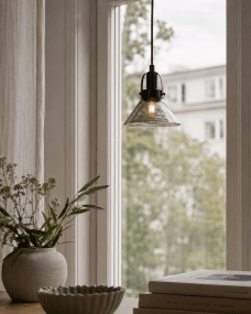 Mäster Ø15 Noir/Fumé lampe de fenêtre De Lampan - La lampe est fournie avec un c&acirc;ble en plastique noir de 3,5 m et une prise.