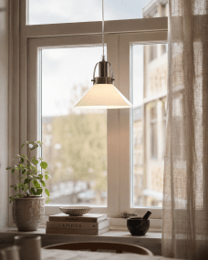 Mäster Ø20 Laiton antique/blanc lampe de fenêtre De Lampan - La lampe est fournie avec un c&acirc;ble d'alimentation blanc de 3,5 m et une prise.