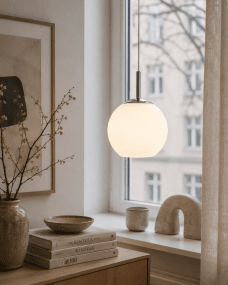 Globi Ø15 Chrome/blanc lampe de fenêtre De Nordic Lighting - La lampe de fen&ecirc;tre Globi est un luminaire &eacute;l&eacute;gant et moderne qui cr&eacute;e une ambiance chaleureuse et accueillante dans n'importe quelle pi&egrave;ce.