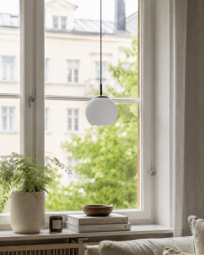 Globi Ø15 Noir et blanc lampe de fenêtre De Nordic Lighting - La lampe de fen&ecirc;tre Globi est une lampe &eacute;l&eacute;gante et moderne qui cr&eacute;e une ambiance chaleureuse et accueillante dans n'importe quelle pi&egrave;ce.