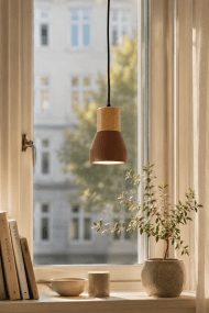 Pepe Ø13 Rouiller lampe de fenêtre De Nordic Lighting - L'alliance du bois et du b&eacute;ton lui conf&egrave;re un aspect &agrave; la fois robuste et chaleureux, tandis que sa finition rouille mate apporte une touche &agrave; la fois sobre et tendance.