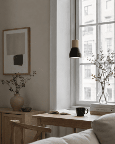 Pepe Ø13 Noir lampe de fenêtre De Nordic Lighting - L'alliance du bois et du b&eacute;ton lui conf&egrave;re un aspect &agrave; la fois robuste et chaleureux, tandis que sa finition noire mate apporte une touche &agrave; la fois sobre et tendance.