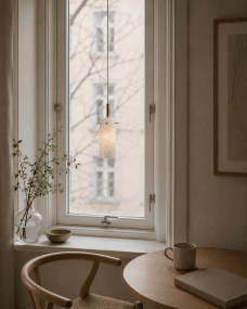 Cilinda Ø7 Laiton/blanc lampe de fenêtre De Nordic Lighting - Cilinda est une lampe de fen&ecirc;tre intemporelle au design &eacute;l&eacute;gant.