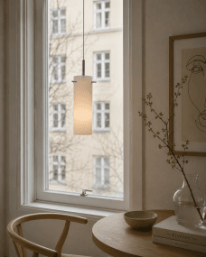 Cilinda Ø7 Chrome/blanc lampe de fenêtre De Nordic Lighting - Cilinda est une lampe de fen&ecirc;tre intemporelle au design &eacute;l&eacute;gant.