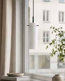 Cilinda Ø7 Noir et blanc lampe de fenêtre De Nordic Lighting - Cilinda est une lampe de fen&ecirc;tre intemporelle au design &eacute;l&eacute;gant.