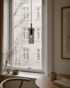 Cilinda Ø7 Noir/Fumé lampe de fenêtre De Nordic Lighting - Cilinda est une lampe de fen&ecirc;tre intemporelle au design &eacute;l&eacute;gant.