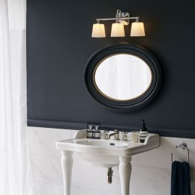 Concord 53cm Chrome lampe de salle de bain De Elstead Lighting - Il est fabriqué en acier et en verre de haute qualité et présente une finition chromée élégante qui lui donne une sensation de luxe.