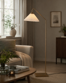 Nonna Laiton antique lampadaire De Lampan - Nonna est un lampadaire &eacute;l&eacute;gant en m&eacute;tal, dot&eacute; d'une magnifique finition en laiton antique qui lui conf&egrave;re un charme chaleureux et intemporel.