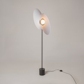 Evolution Blanc lampadaire De Maytoni - Evolution est un lampadaire LED moderne avec des abat-jour rotatifs qui vous permettent de contr&ocirc;ler &agrave; la fois la forme et la direction de la lumi&egrave;re.